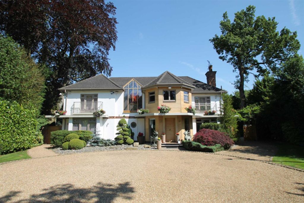 5 bed detached house to rentSouth Downs Road, Bowdon WA14