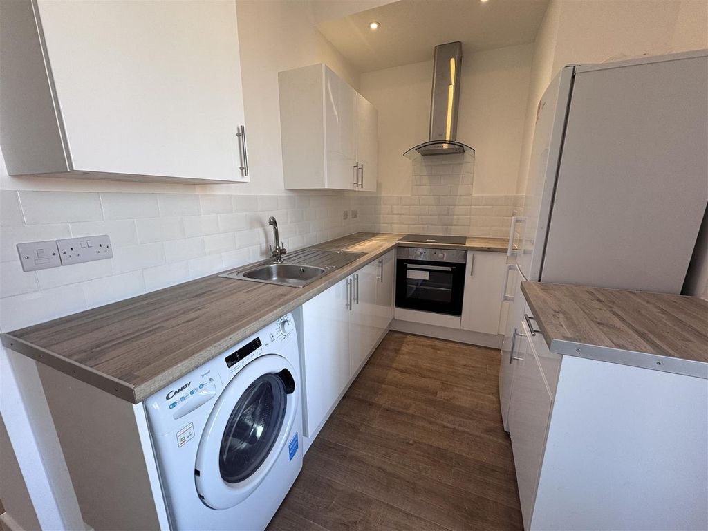 Additional image 2 of 2 bed flat to rentNewport Road, Caldicot NP26