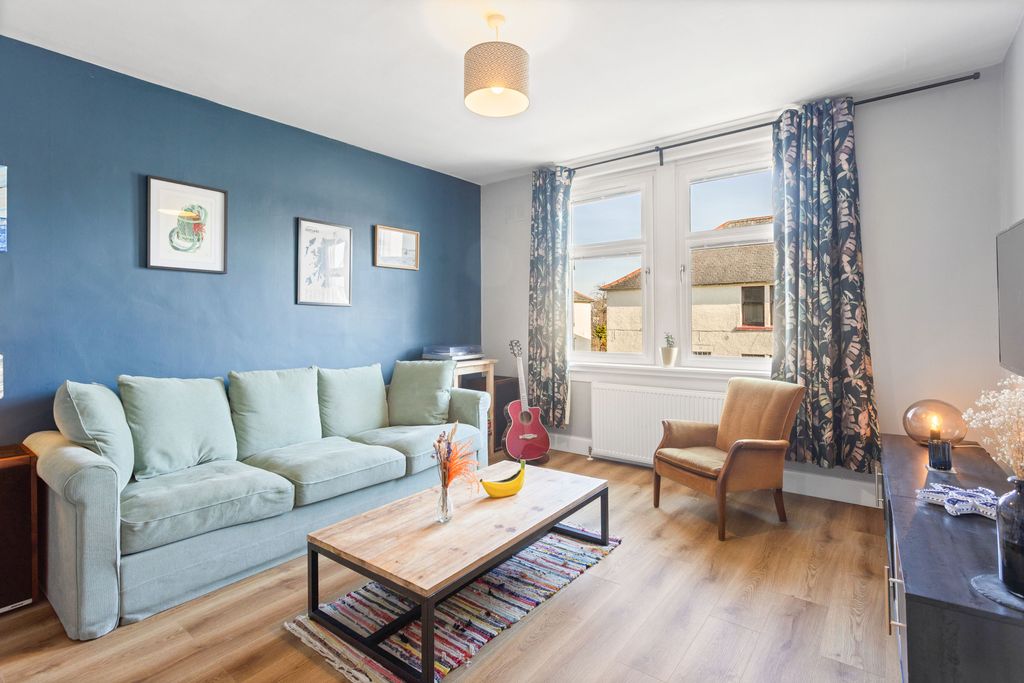 4 bed flat for sale23 Eskview Avenue, Musselburgh EH21 photo 2