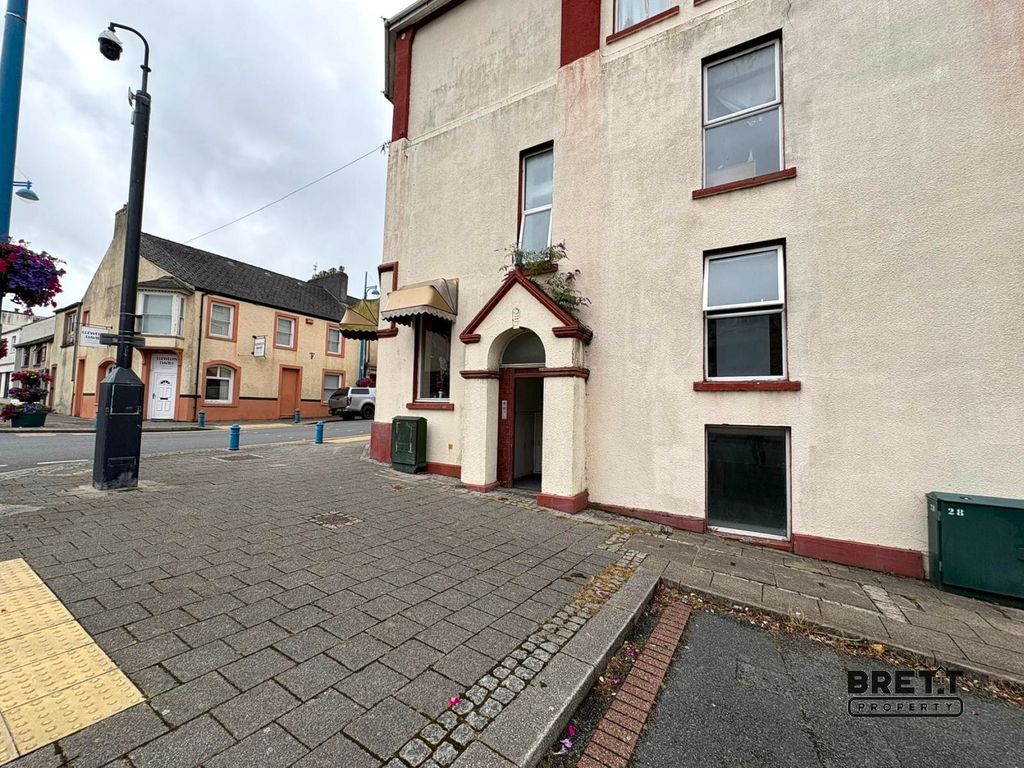 2 bed flat to rentFlat 7 Edinburgh House, 95 Queen Street, Pembroke Dock, Pembrokeshire. SA72