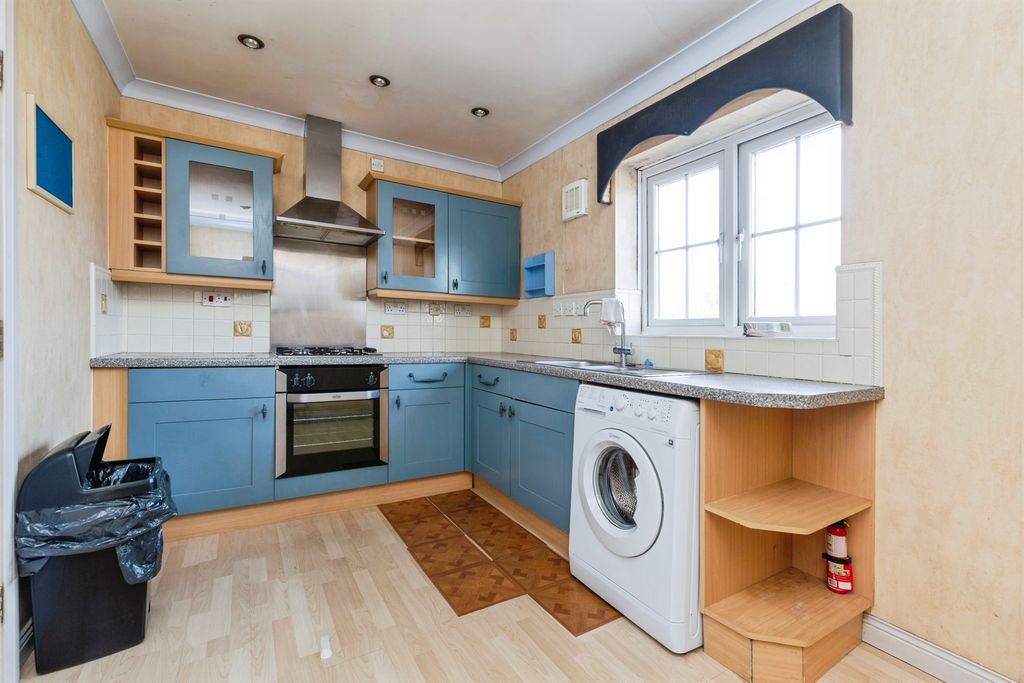 2 bed flat to rentAdmiral Way, Hartlepool TS24 photo 2
