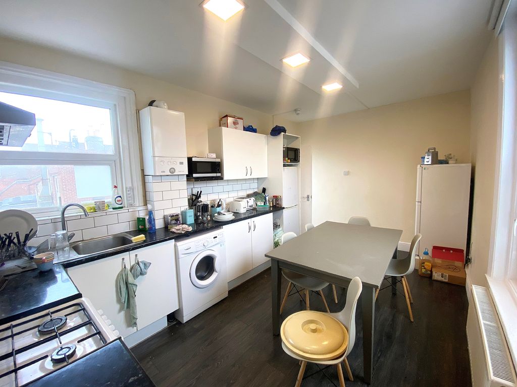 Additional image 4 of 6 bed maisonette to rentAlbert Road, Southsea PO5