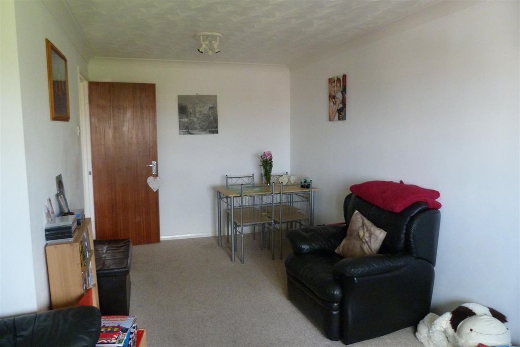 Additional image 4 of 2 bed flat to rentHeath Close, Shide, Newport PO30