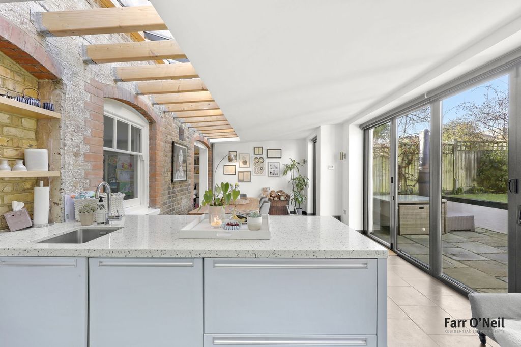 Additional image 16 of 5 bed semi-detached house to rentKings Avenue, Buckhurst Hill IG9