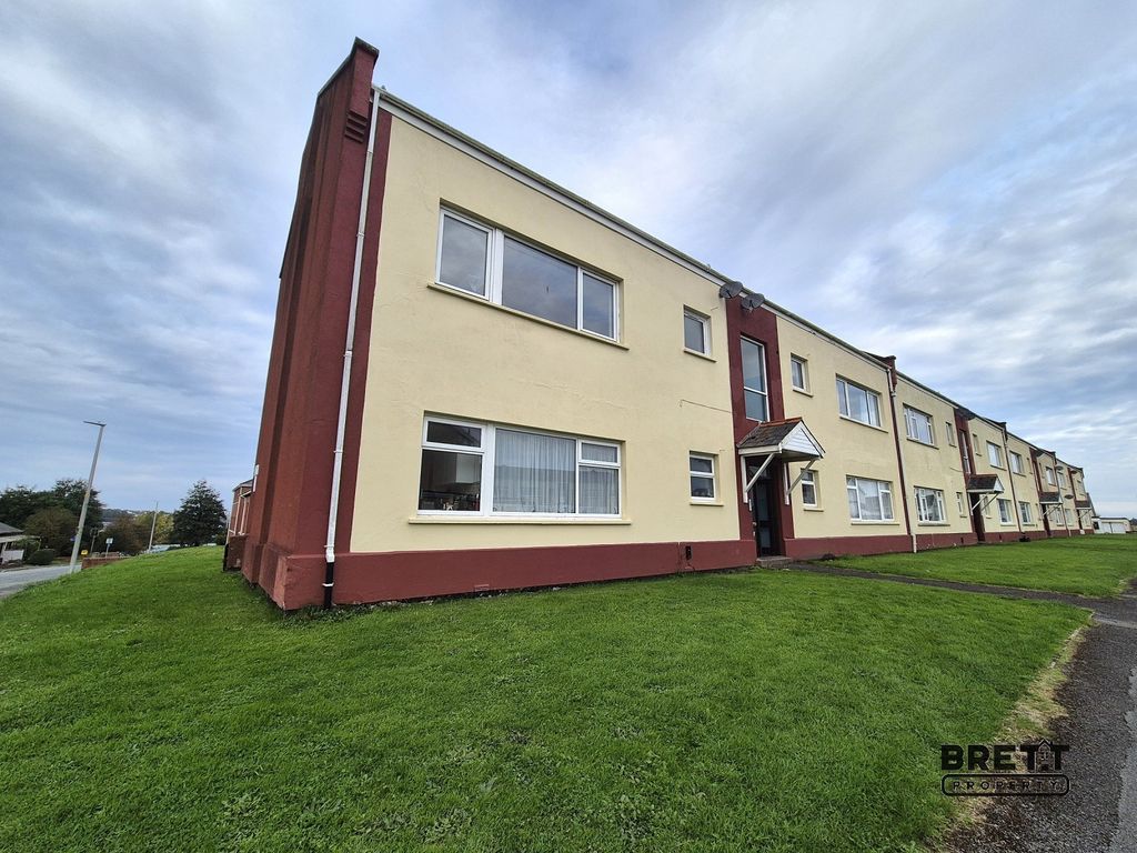 2 bed flat to rent16 Sussex Row, Llanion Park, Pembroke Dock, Pembrokeshire. SA72