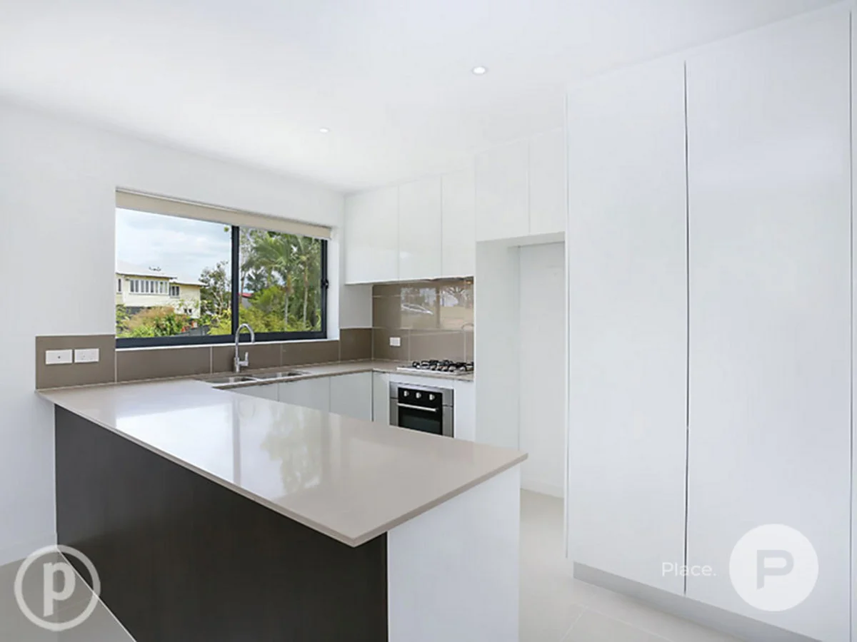 4/11 The Corso, Seven Hills QLD 4170 photo 2