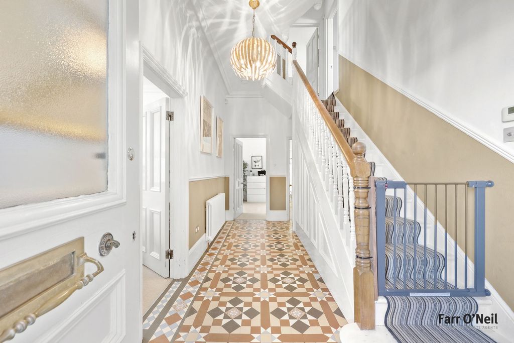 Additional image 8 of 5 bed semi-detached house to rentKings Avenue, Buckhurst Hill IG9