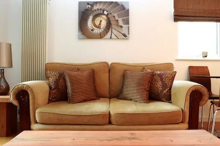 2 bed flat to rentHolyrood Road, Edinburgh EH8 photo 3