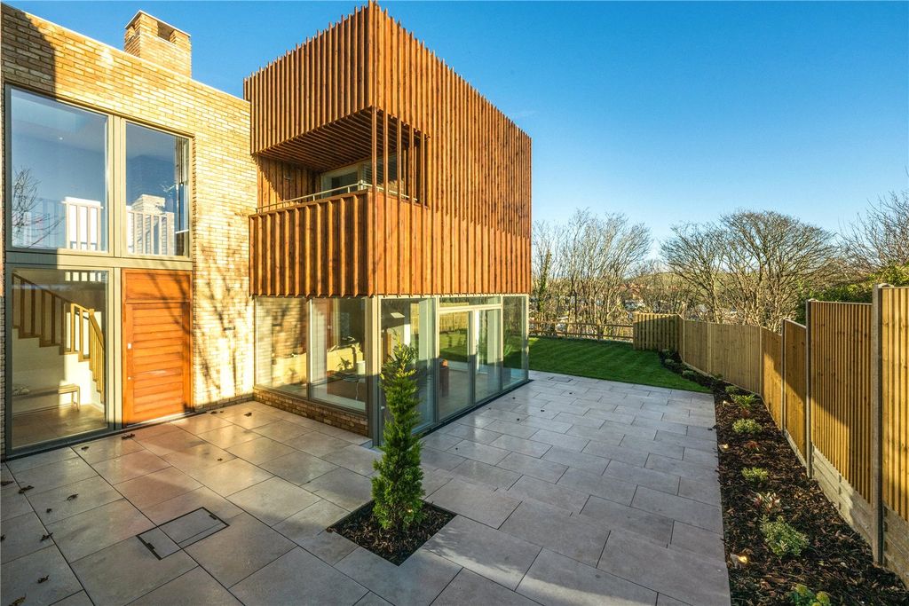 4 bed detached house to rentThe Orchard, Longhill Road, Ovingdean BN2