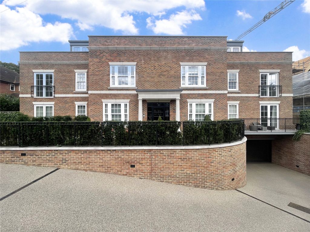 2 bed flat to rentWatford Road, Radlett, Hertfordshire WD7