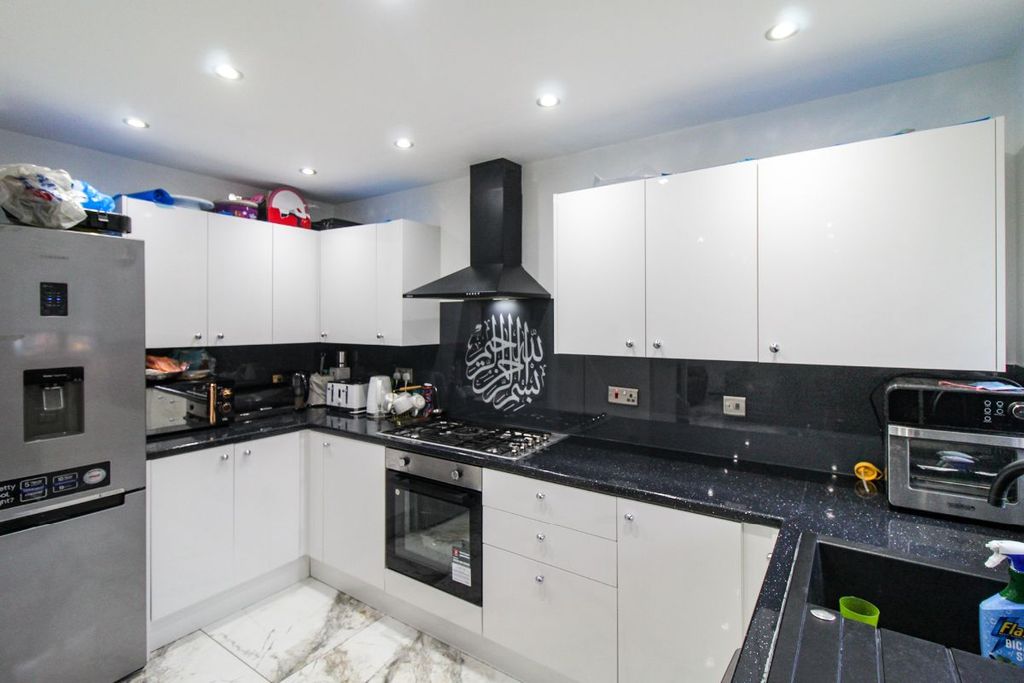 Additional image 2 of 2 bed detached house to rentQueensbury Close, Bedford MK40