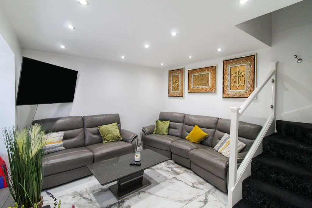 Additional image 3 of 2 bed detached house to rentQueensbury Close, Bedford MK40