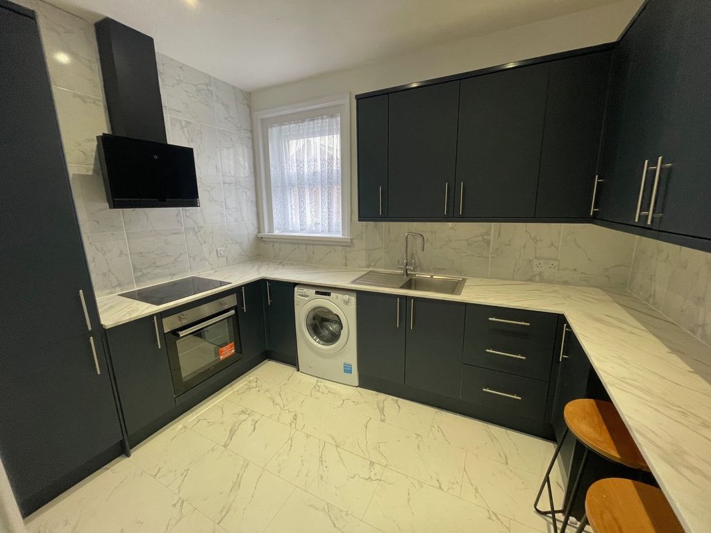 2 bed flat to rentCoronation Road, Cowes PO31