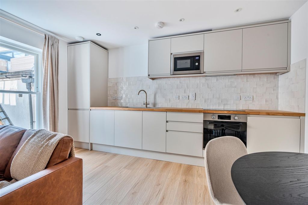 2 bed flat to rentWaterloo Street, Clifton, Bristol BS8
