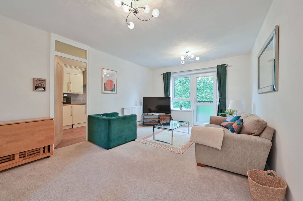 Additional image 2 of 2 bed flat to rentRaphael Drive, Watford WD24
