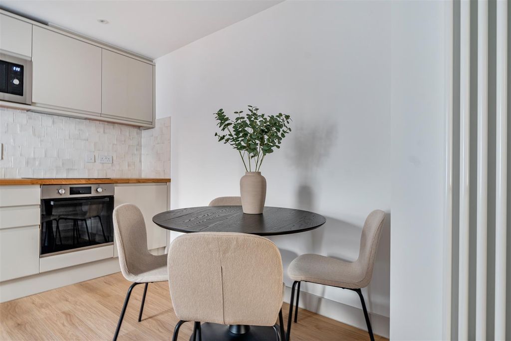 Additional image 3 of 2 bed flat to rentWaterloo Street, Clifton, Bristol BS8
