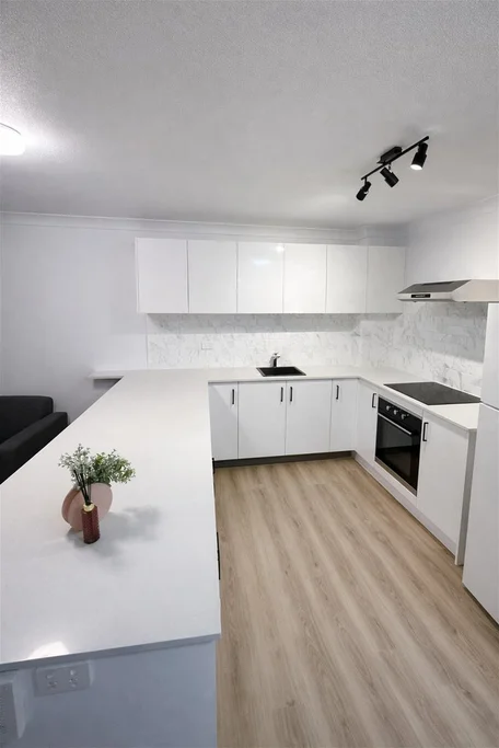 70 Remembrance Dve, Surfers Paradise QLD 4217 photo 3