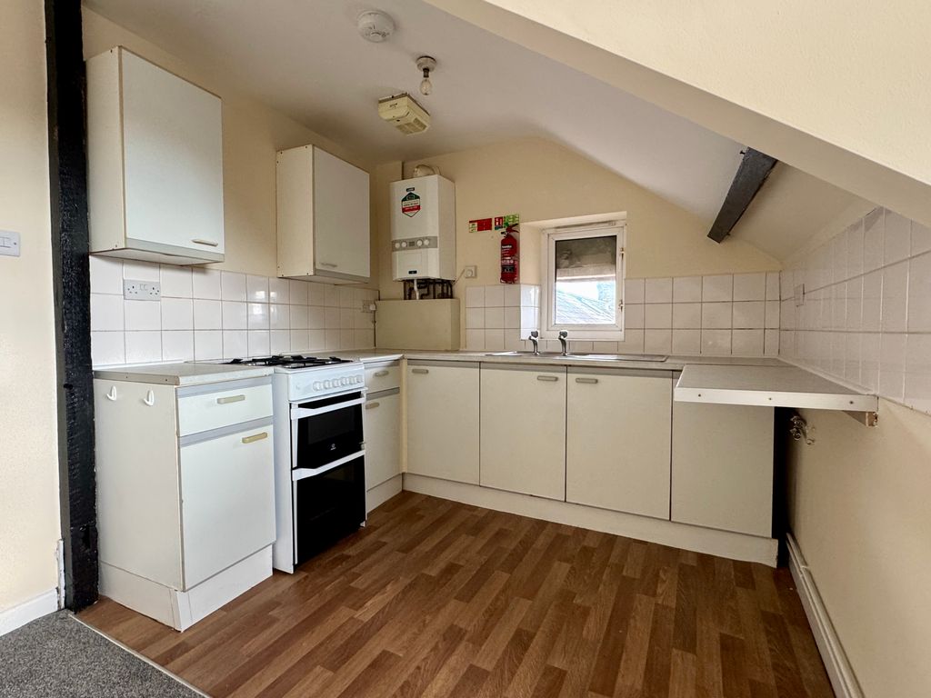 2 bed flat to rentWater Street, Carmarthen SA31