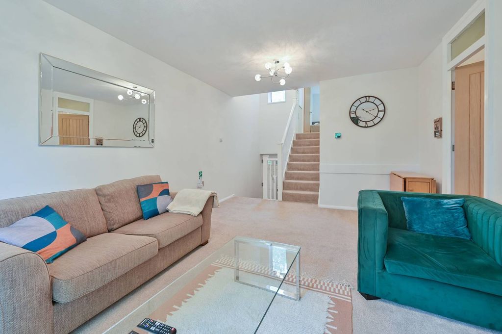 2 bed flat to rentRaphael Drive, Watford WD24