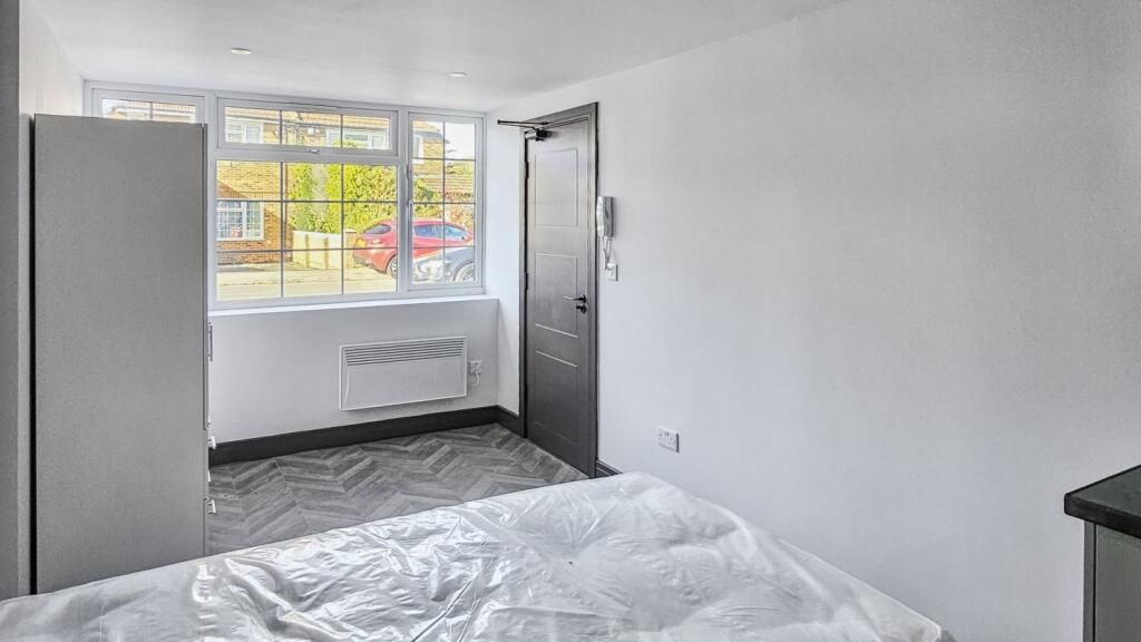 Additional image 3 of 6 bed town house to rentYork Avenue, Slough SL1