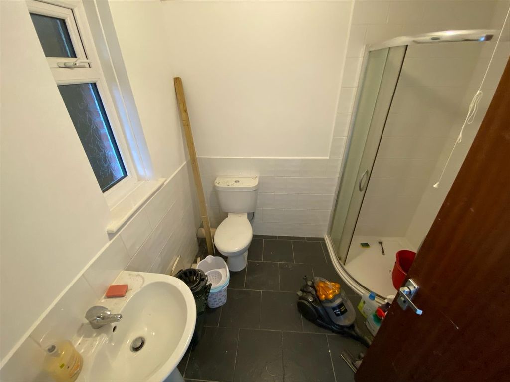 Additional image 4 of 1 bed flat to rentHeath Close, Newport PO30