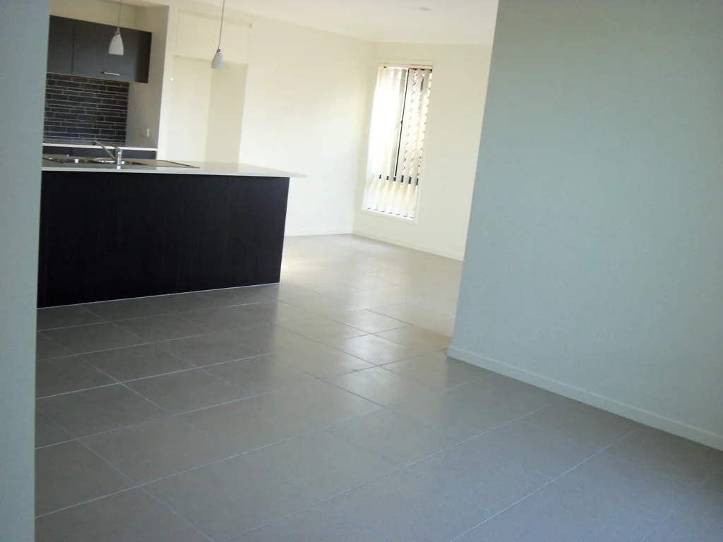 33 Denham Crescent, North Lakes QLD 4509 photo 3