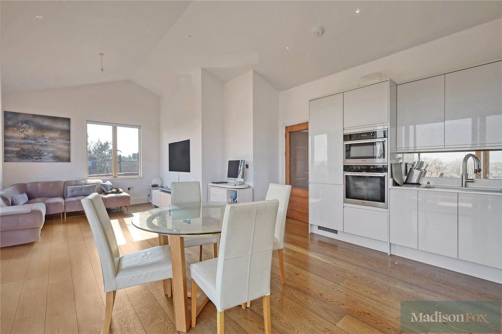 Additional image 8 of 2 bed flat to rentPalmerston Road, Buckhurst Hill, Essex IG9