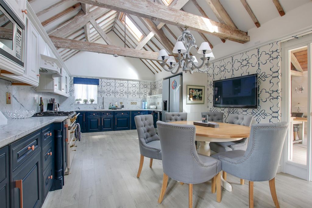 Additional image 2 of 5 bed country house to rentHarbridge Court, Somerley BH24