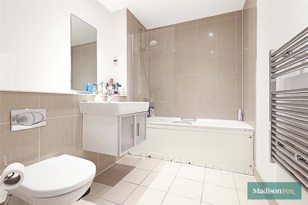 Additional image 11 of 2 bed flat to rentHigh Road, Buckhurst Hill, Essex IG9