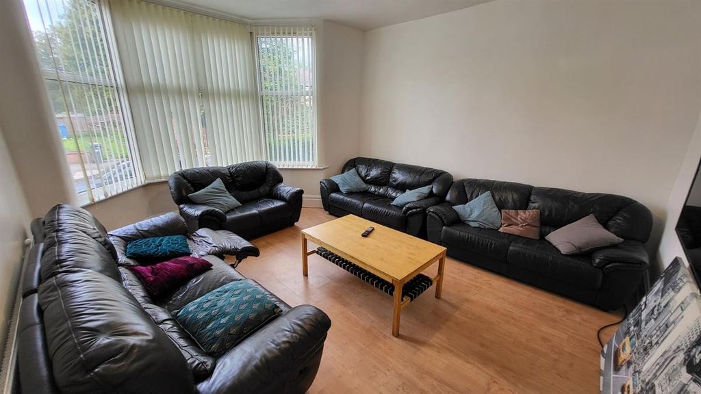 8 bed semi-detached house to rentScarsdale Road, Manchester M14