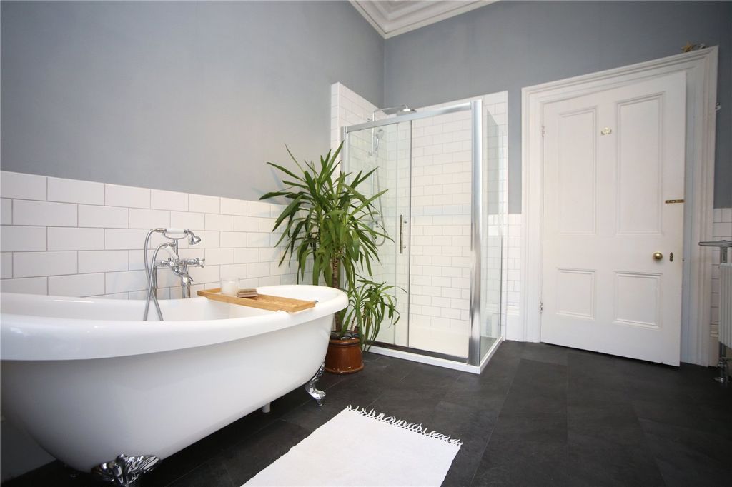 Additional image 8 of 2 bed flat to rentHillcourt Road, Cheltenham, Gloucestershire GL52