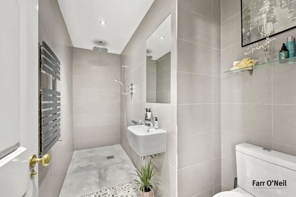 Additional image 9 of 5 bed semi-detached house to rentKings Avenue, Buckhurst Hill IG9