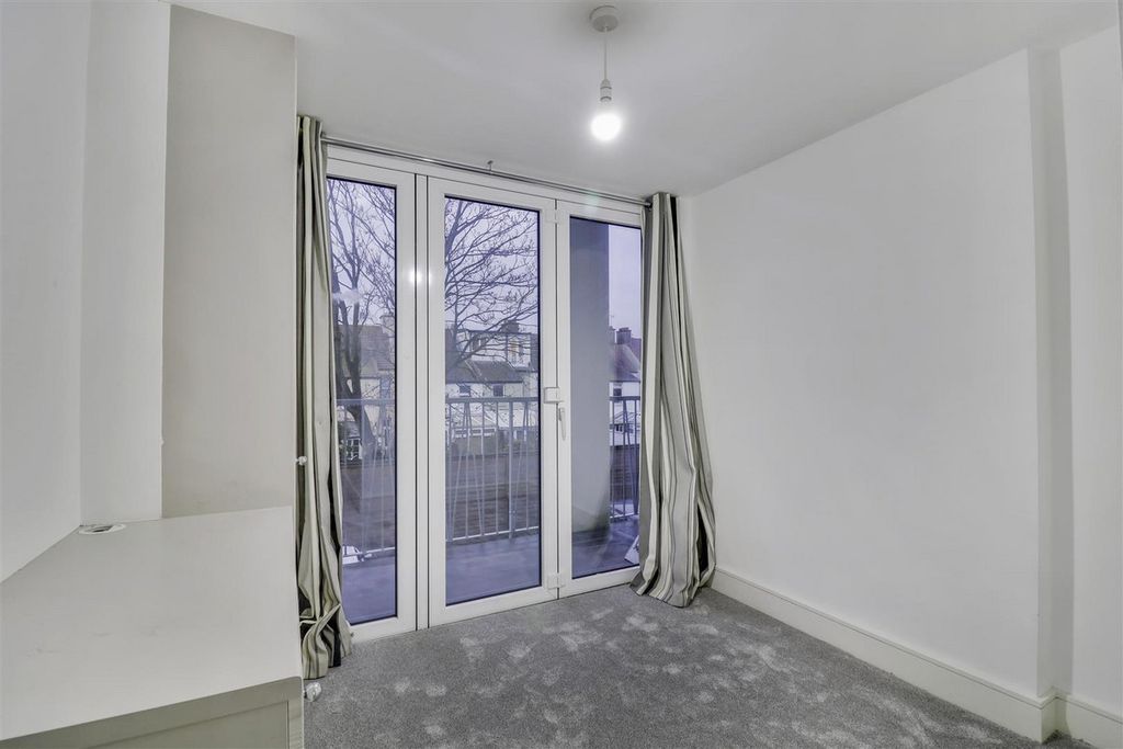 Additional image 6 of 2 bed flat to rentLondon Road, Westcliff-On-Sea SS0