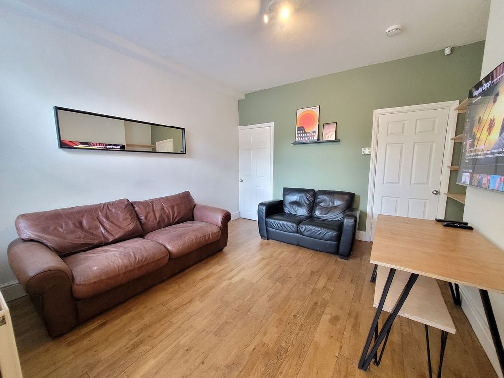 4 bed shared accommodation to rentBruce Road, Sheffield S11 photo 3