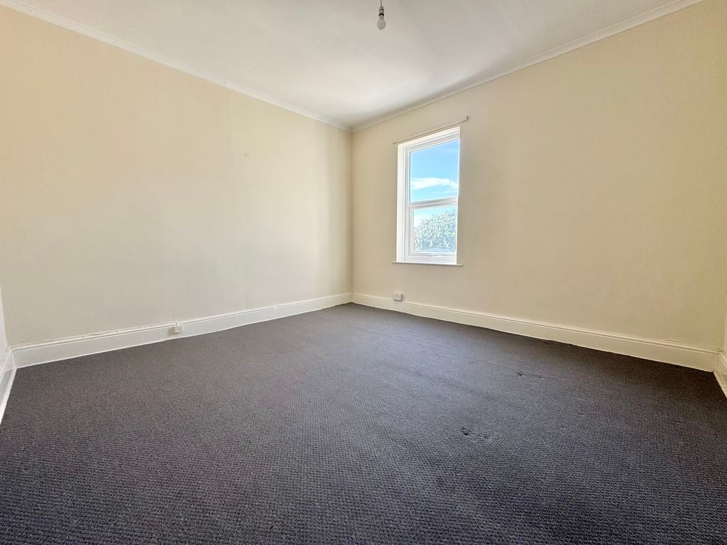 3 bed flat to rentHumber Terrace, Grimsby DN31 photo 3