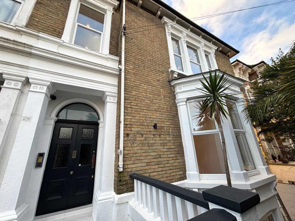3 bed flat to rentDorchester Road, Weymouth DT4