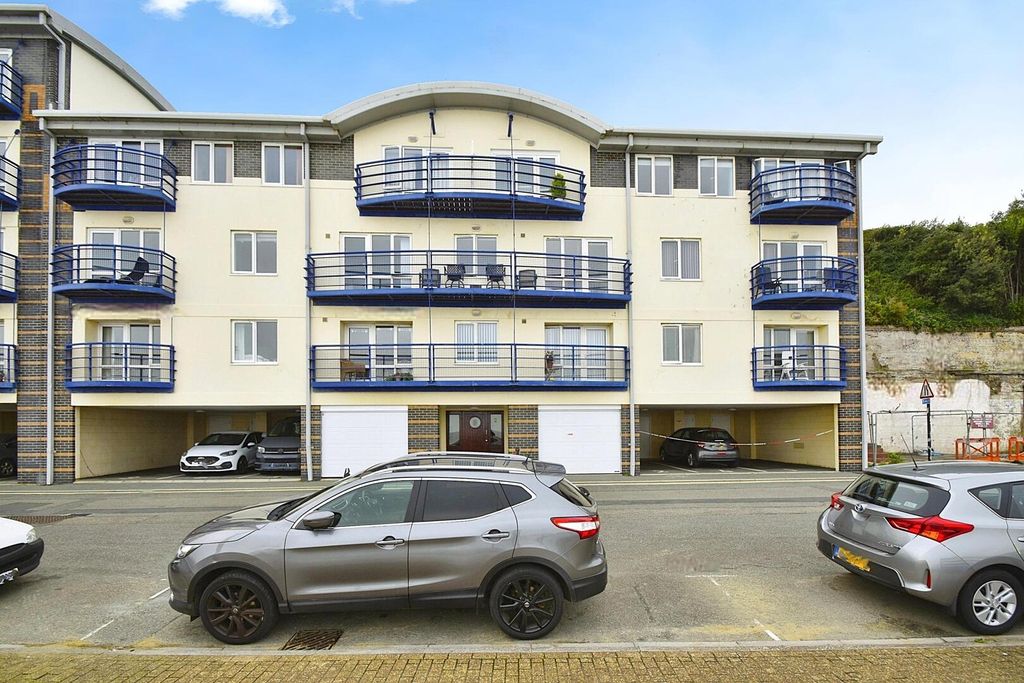 2 bed flat to rentEsplanade, Sandown PO36