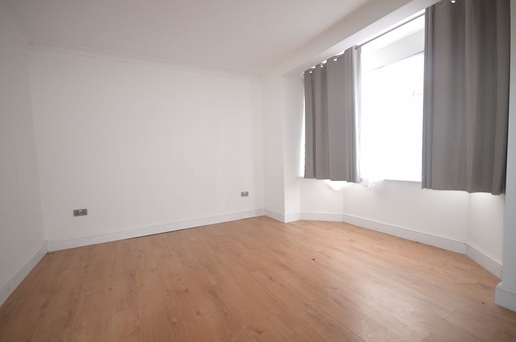9 bed shared accommodation to rentCrownfield Avenue IG27Rr IG2 photo 2
