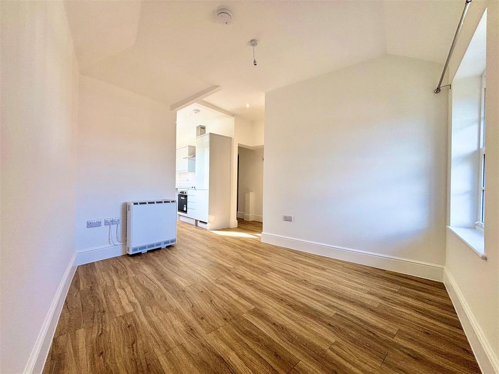 1 bed flat to rentTennyson Road, Freshwater PO40