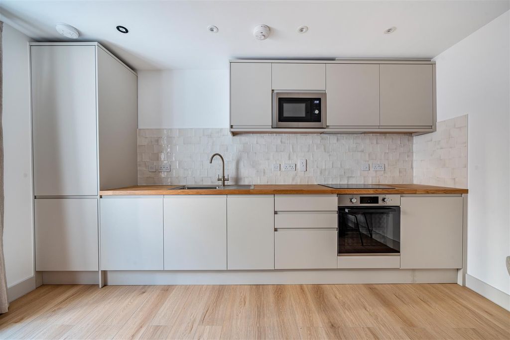 Additional image 2 of 2 bed flat to rentWaterloo Street, Clifton, Bristol BS8