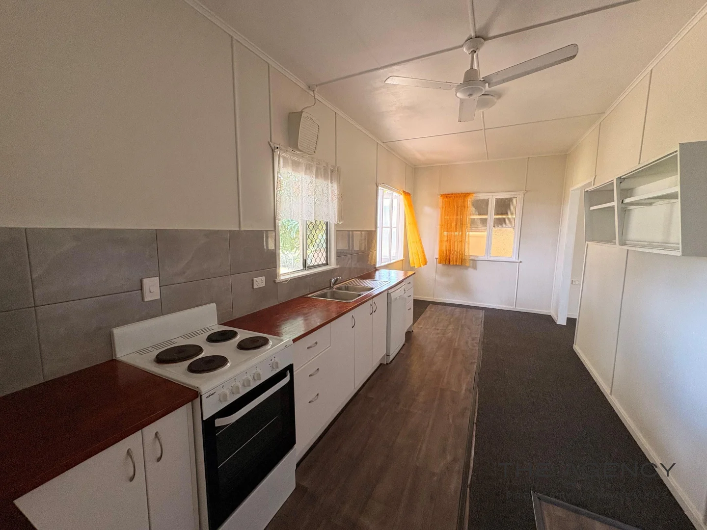 8 Sheil Cres, Mount Morgan QLD 4714 photo 2