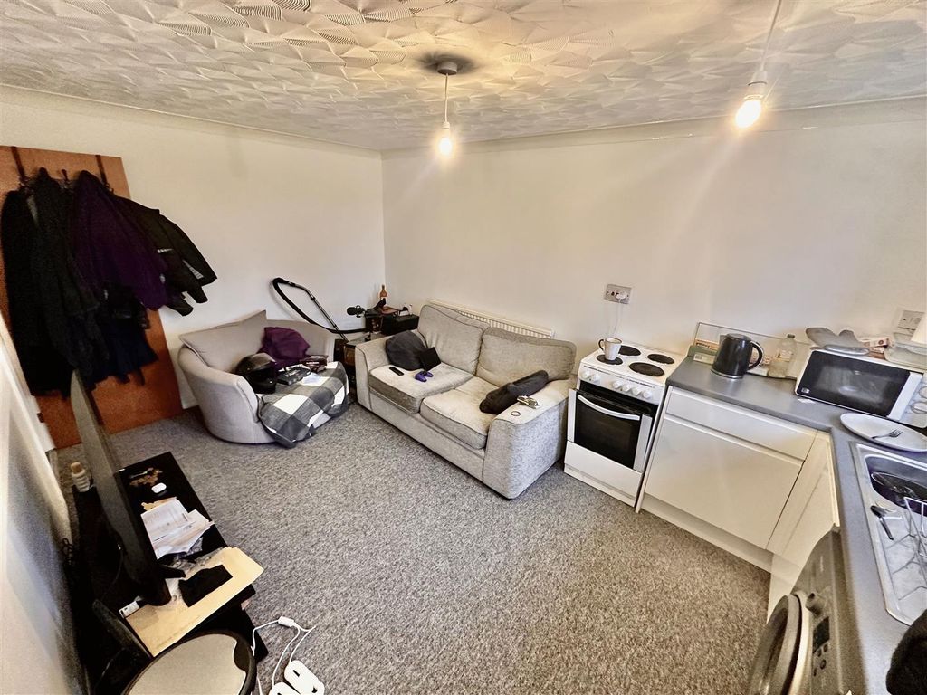 Additional image 3 of 1 bed flat to rentHeath Close, Newport PO30