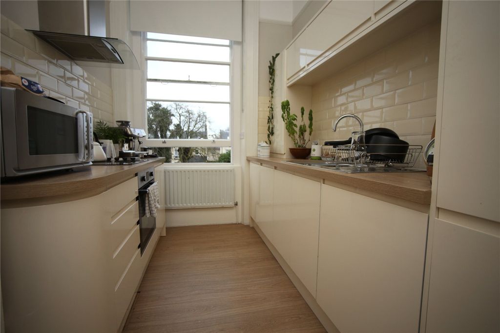 Additional image 3 of 2 bed flat to rentHillcourt Road, Cheltenham, Gloucestershire GL52