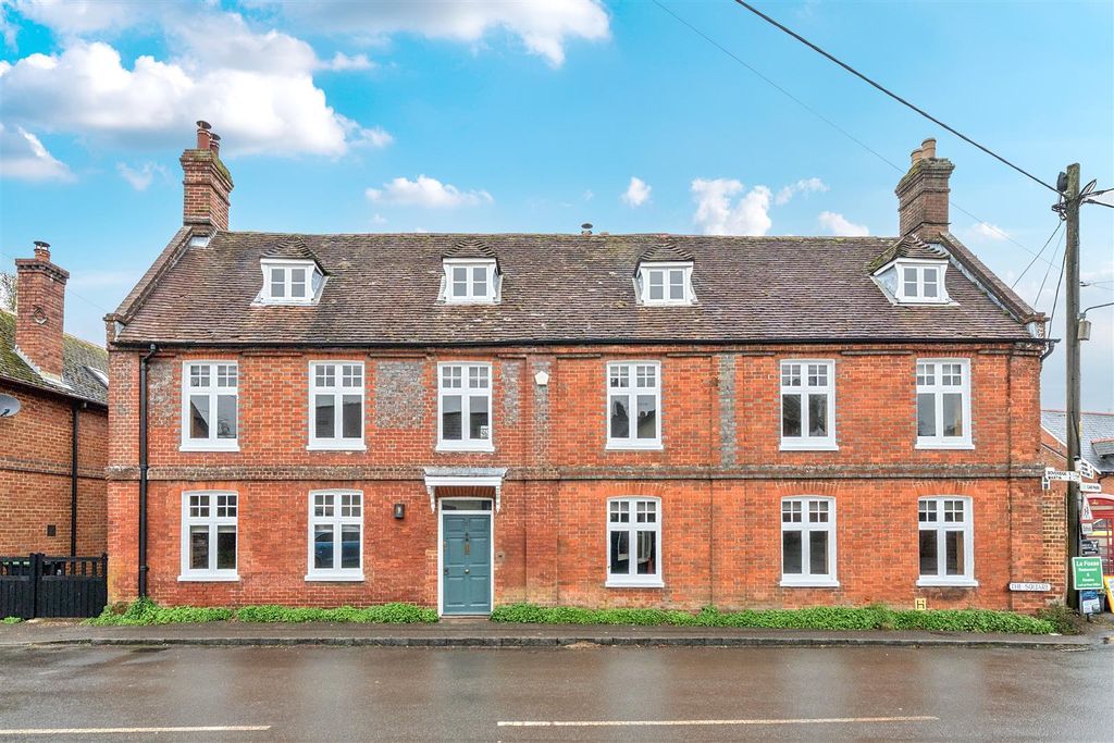 6 bed detached house to rentThe Square, Cranborne, Wimborne BH21
