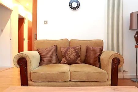 2 bed flat to rentHolyrood Road, Edinburgh EH8 photo 4