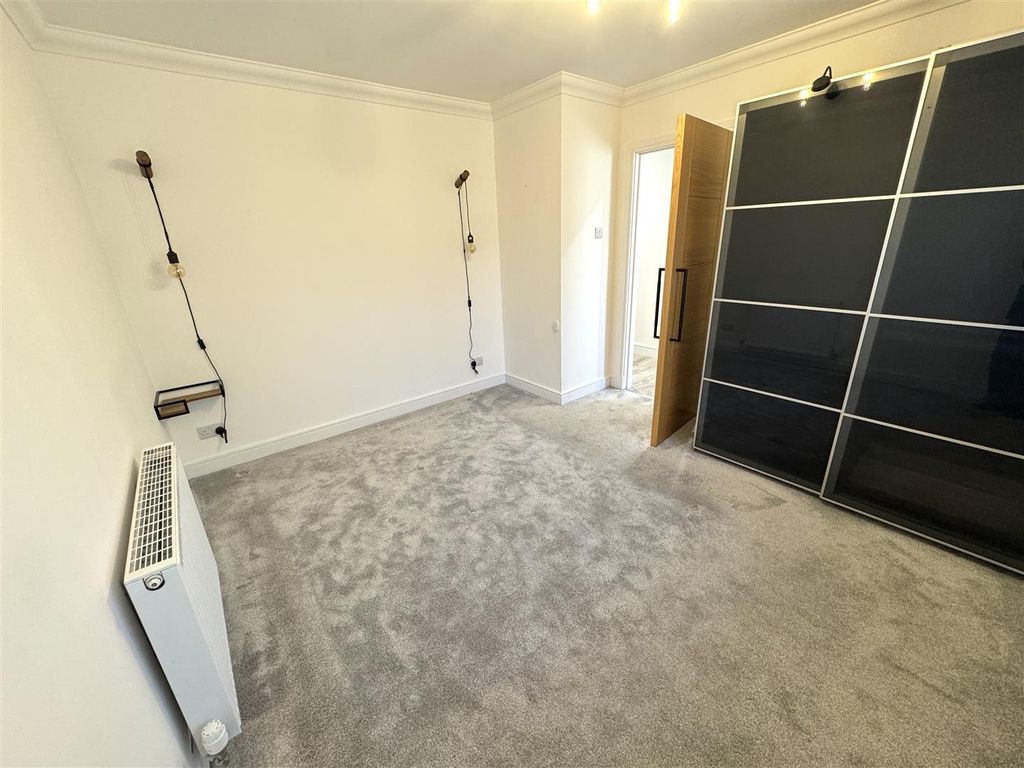 2 bed flat to rentWide Close, Lanark ML11 photo 5