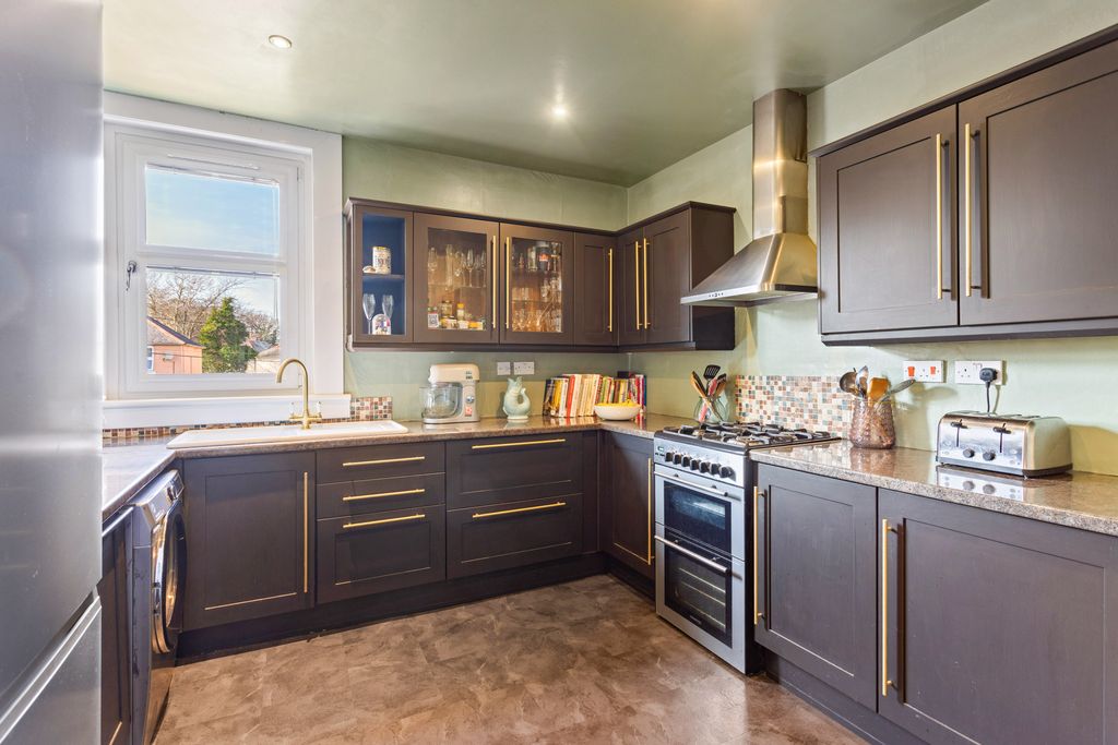 4 bed flat for sale23 Eskview Avenue, Musselburgh EH21 photo 5
