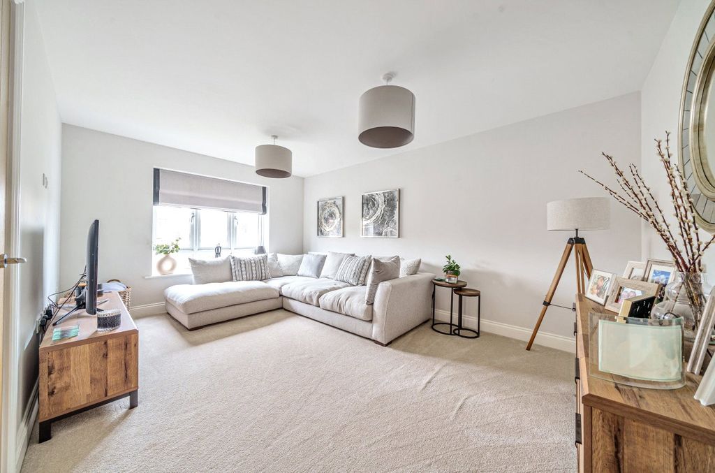 Additional image 2 of 5 bed detached house to rentPembers Farm Avenue, Fair Oak, Eastleigh, Hampshire SO50