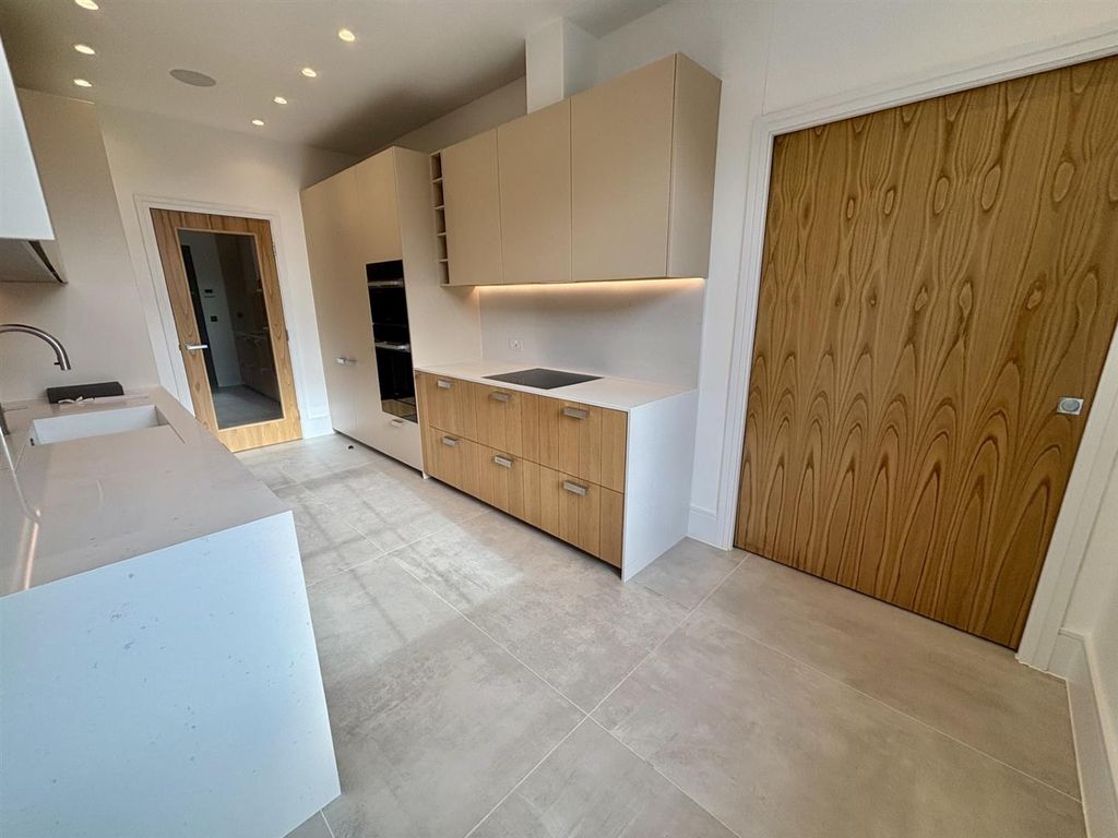 Additional image 3 of 2 bed flat to rent22 Beech Hill, Barnet EN4