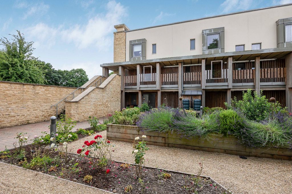 2 bed flat to rentCirencester Road, Tetbury, Gloucestershire GL8